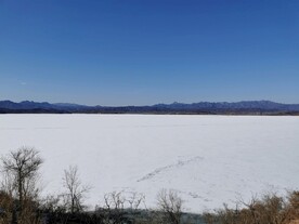 白雪 湖泊 青山 蓝天