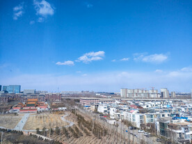 晴朗天气蓝天白云城市和德寿寺