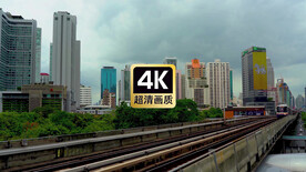 快速经过镜头的城市列车