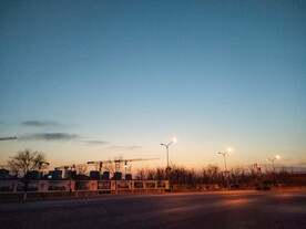 春天日落下的天空和路灯道路