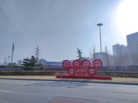 道路路灯红色宣传标识