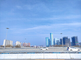 蓝色天空下的城市