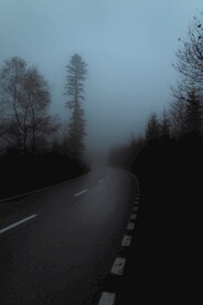 幽暗阴森的公路