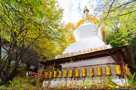 巴松措扎西岛白塔与转经筒