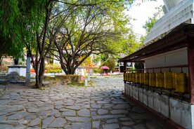 巴松措扎西岛措宗贡巴寺转经筒