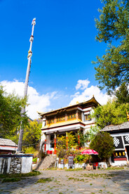 巴松措扎西岛措宗贡巴寺经幡柱