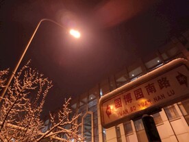 下雪天路灯和公交站牌