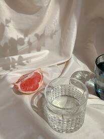 水果水杯桌面