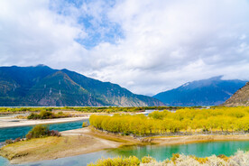 西藏林芝尼洋河青山绿水蓝天白云