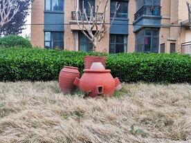 干草地上的瓦罐