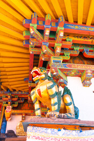 西藏拉萨大昭寺金顶屋檐