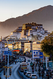 西藏拉萨夕阳中的布达拉宫