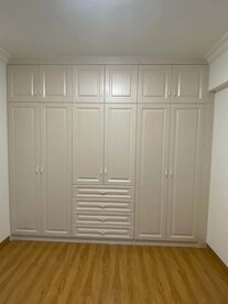 主卧衣柜实景图