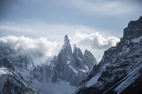 覆雪的山脉摄影