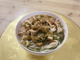 客家菜肴肉片煮面
