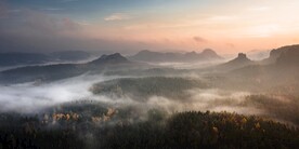 山川雾气全景图
