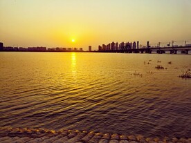 初春河畔黄昏