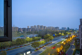 窗边夜景高清图 