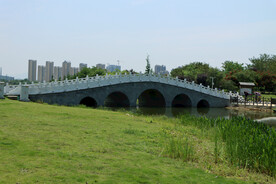 公园拱桥草地
