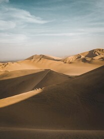沙漠商队远景