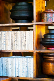 西藏拉萨玛吉阿米餐吧书架陈设