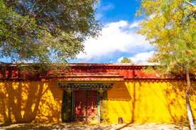 西藏拉萨罗布林卡门与墙