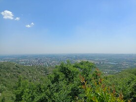 天空绿山