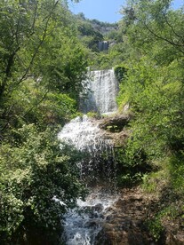 山间瀑布