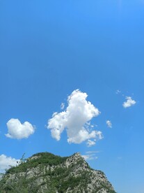天空云和山