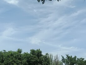深蓝天空