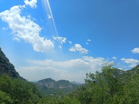 两山之间的云