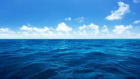 蓝天白云下的大海