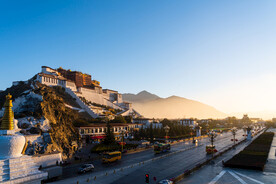 拉萨药王山观景台看布达拉宫日出