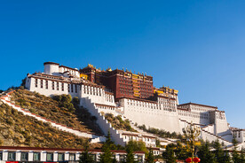 西藏拉萨药王山观景台看布达拉宫