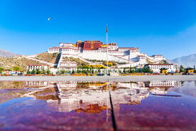 西藏拉萨布达拉宫广场倒影