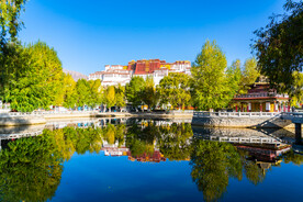 西藏拉萨布达拉宫广场湖水倒影