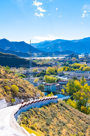 西藏拉萨布达拉宫远眺拉萨河