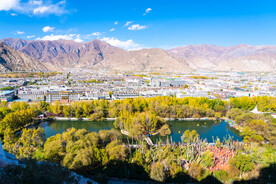 西藏拉萨布达拉宫眺望龙王潭