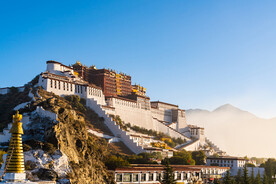 西藏拉萨药王山观景台看布达拉宫