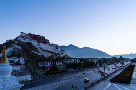 拉萨药王山观景台布达拉宫黎明