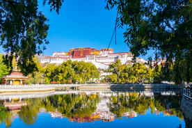 西藏拉萨布达拉宫广场湖水中倒影