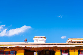 西藏拉萨布达拉宫屋顶与粉刷匠