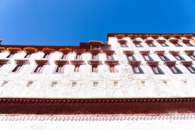 西藏拉萨布达拉宫白色宫墙与红色