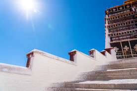 西藏拉萨布达拉宫白色宫墙与石阶