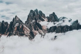 黑色陡峭的山峰摄影