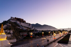 西藏拉萨药王山观景台看布达拉宫
