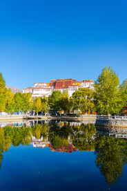 西藏拉萨布达拉宫广场湖中倒影