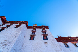 西藏拉萨布达拉宫背面粉刷