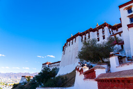 西藏拉萨布达拉宫背面下山路