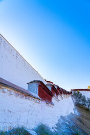 西藏拉萨布达拉宫背面白色宫墙